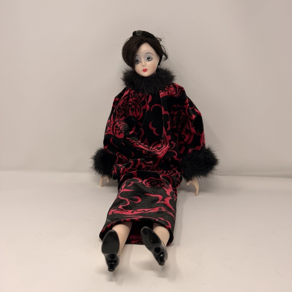 Vintage Style Porcelain Boudoir Lady Doll Red Black Fur Trim Damask Robe 19" - Picture 3 of 15